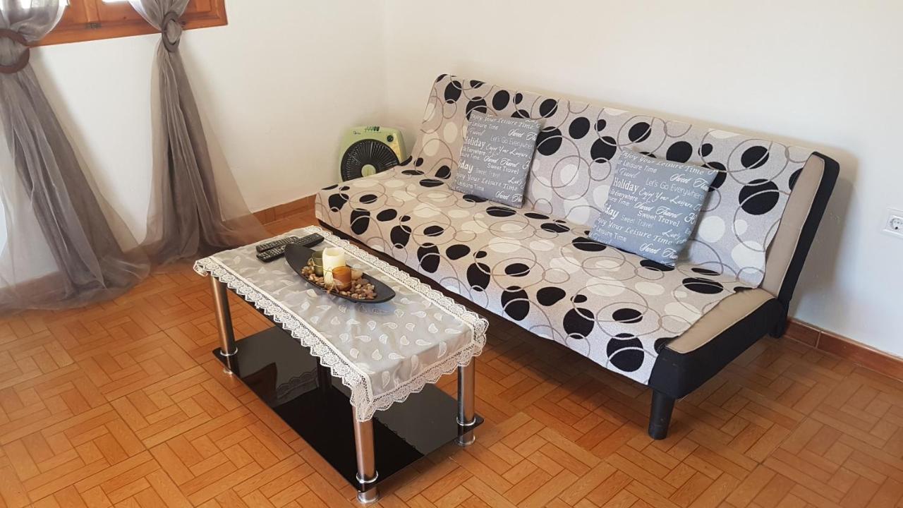 G-George Apartments By The Sea And Airport Liadha ภายนอก รูปภาพ
